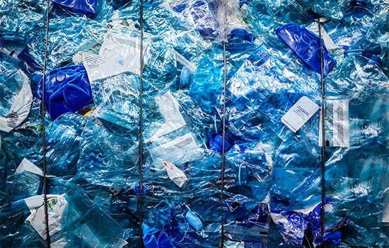 Kuva kierrätettävistä muovipulloista