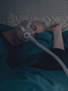 Nukkuva uniapneapotilas - CPAP-maski - laite - mobile