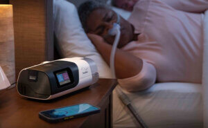 uniapneapotilas-nukkuu-AirSense-11-CPAP-laitteen-kanssa mobile