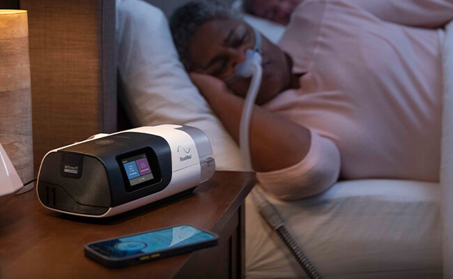 uniapneapotilas-nukkuu-AirSense-11-CPAP-laitteen-kanssa