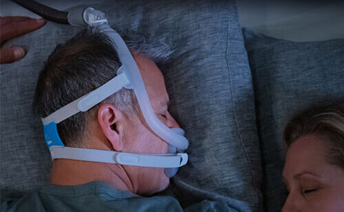 sleep-apnoea-patient-sleeping-on-his-belly-with-AirFit-F30i-mask-mobile